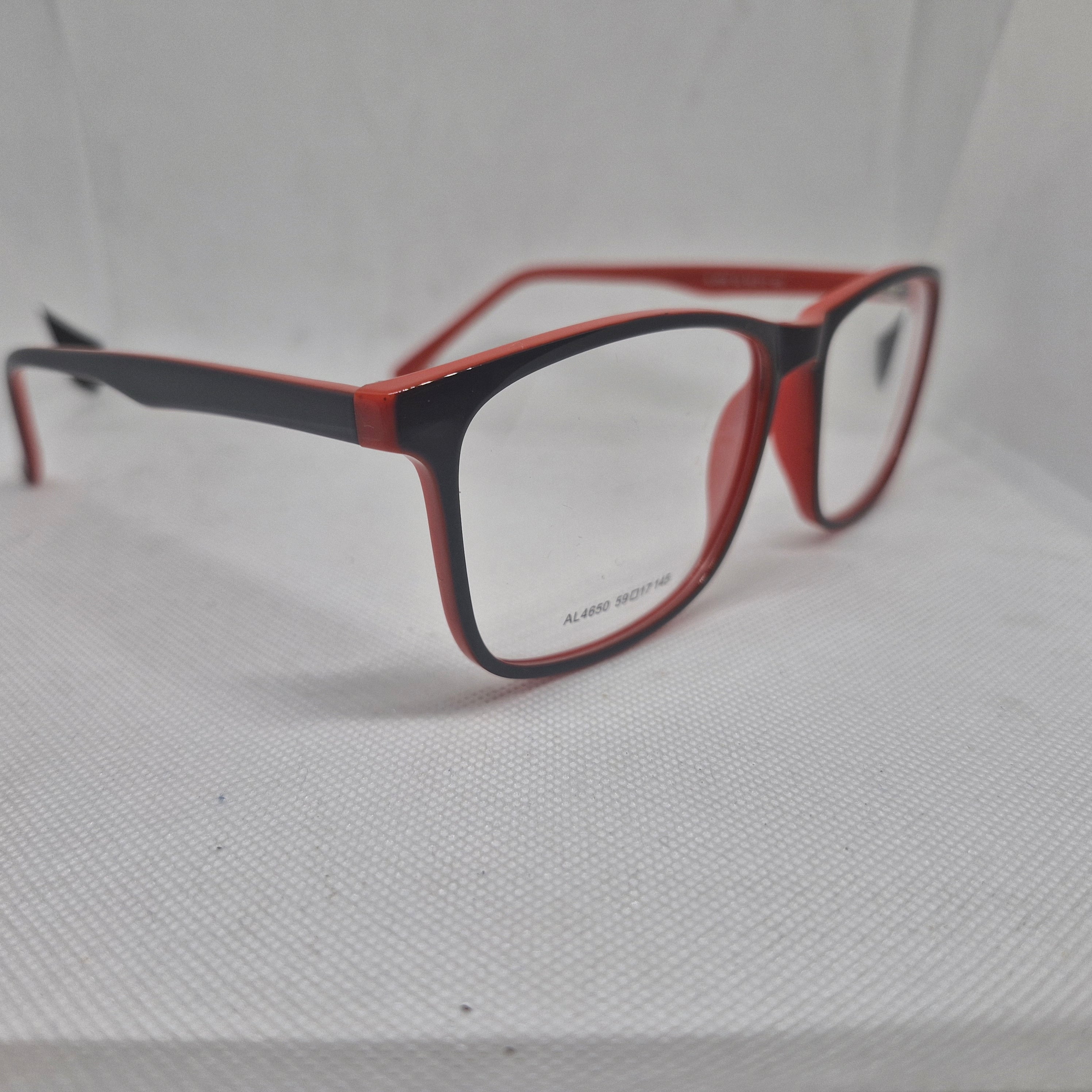 Armazón de ACETATO marca ALTERNA color NEGRO y ROJO + Cristales Ópticos CR39 con capa AR, protección 100% UV.