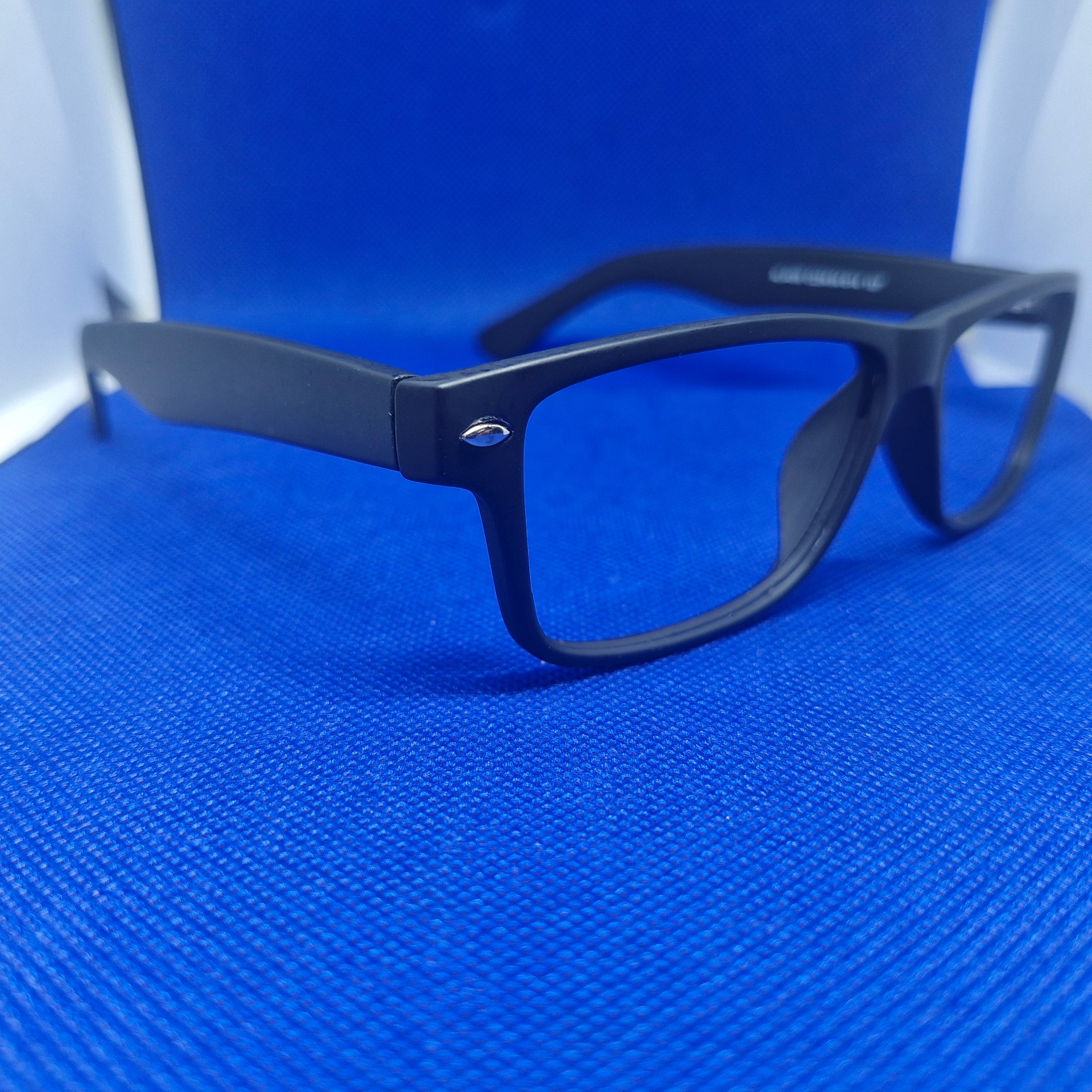 Armazón de ACETATO negro marca ALTERNA + Cristales Ópticos CR39 con capa AR, protección 100% UV.