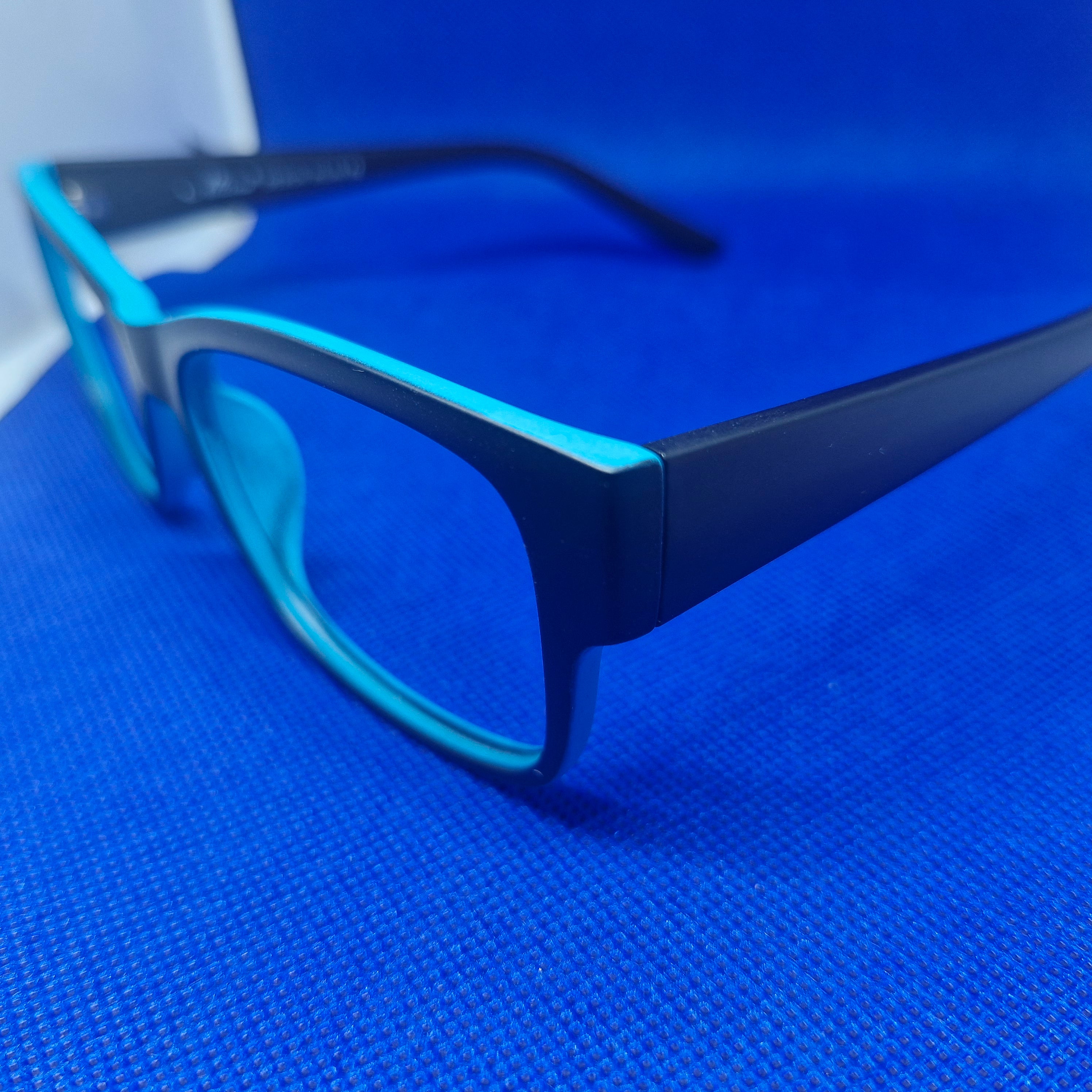 Armazón de ACETATO de 2 colores marca ALTERNA + Cristales Ópticos CR39 con capa AR, protección 100% UV.
