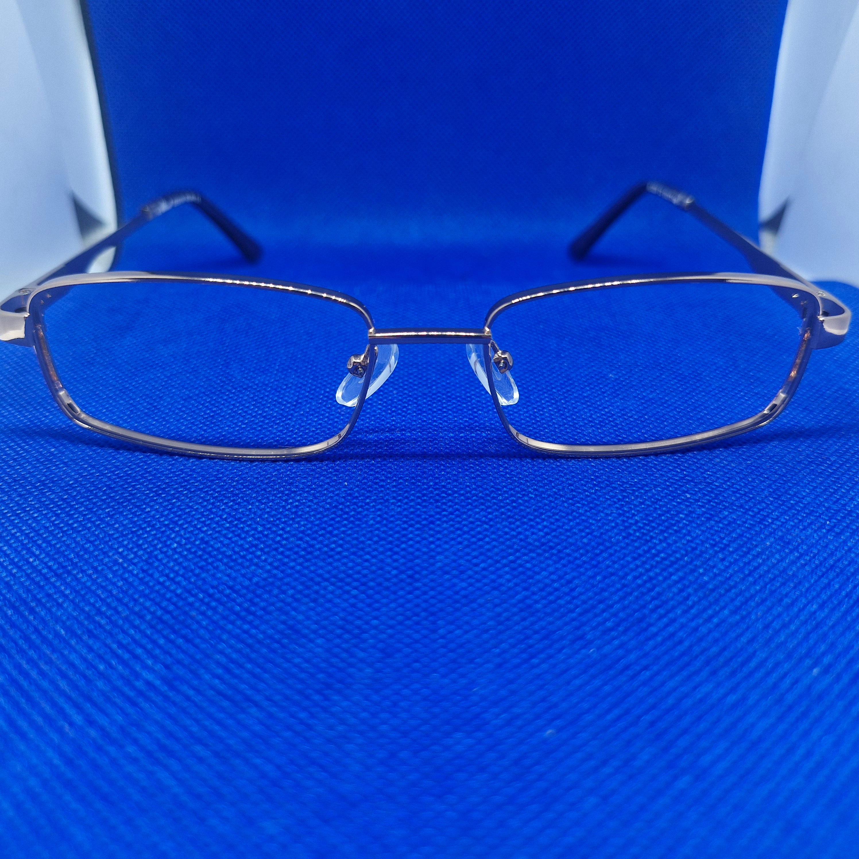 Armazón metálico marca ALTERNA + Cristales Ópticos CR39 con capa AR y protección 100% UV.