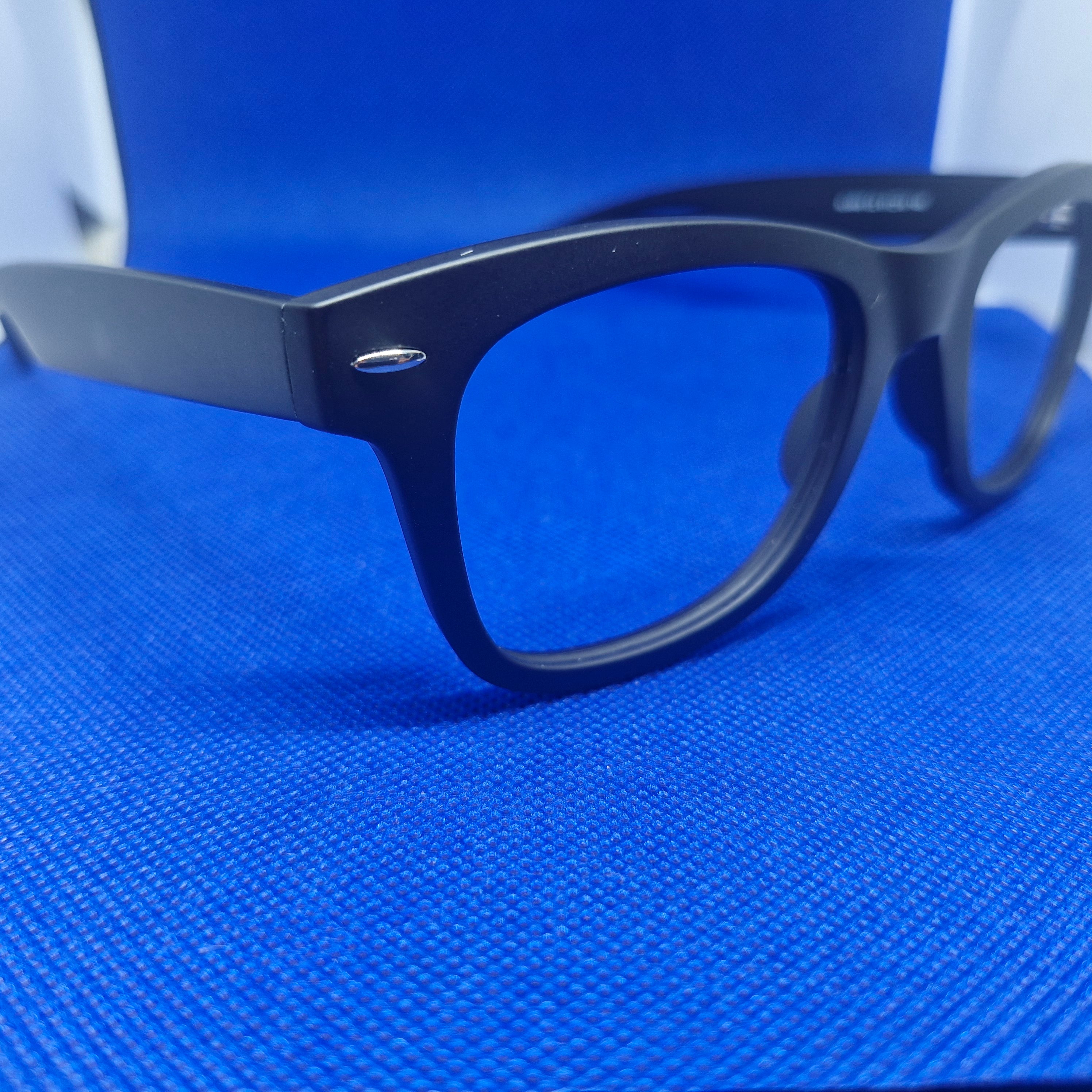Armazón de ACETATO Negro marca ALTERNA + Cristales Ópticos CR39 con capa AR, protección 100% UV.