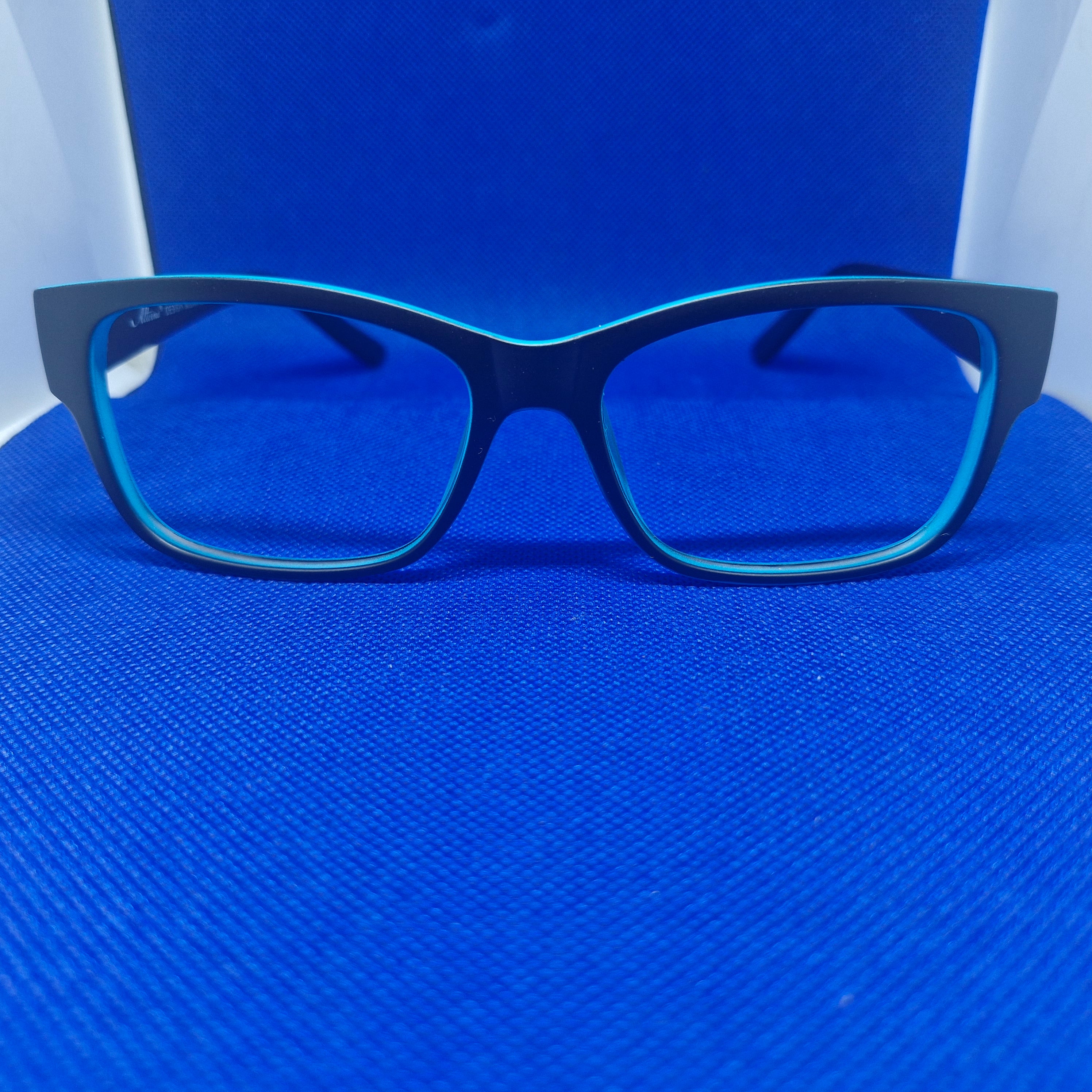 Armazón de ACETATO de 2 colores marca ALTERNA + Cristales Ópticos CR39 con capa AR, protección 100% UV.
