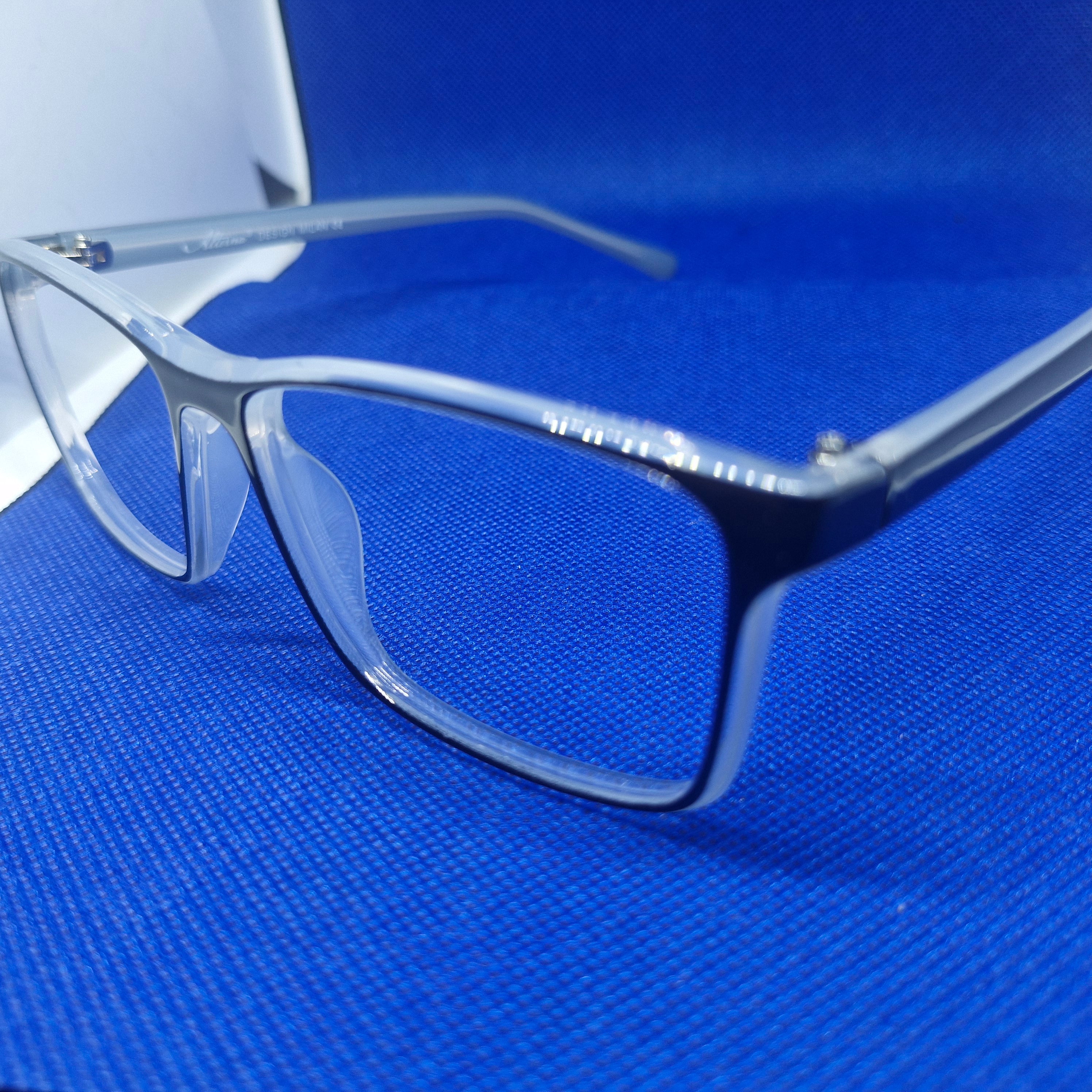 Armazón de ACETATO marca ALTERNA + Cristales Ópticos CR39 con capa AR, 100% protección UV.