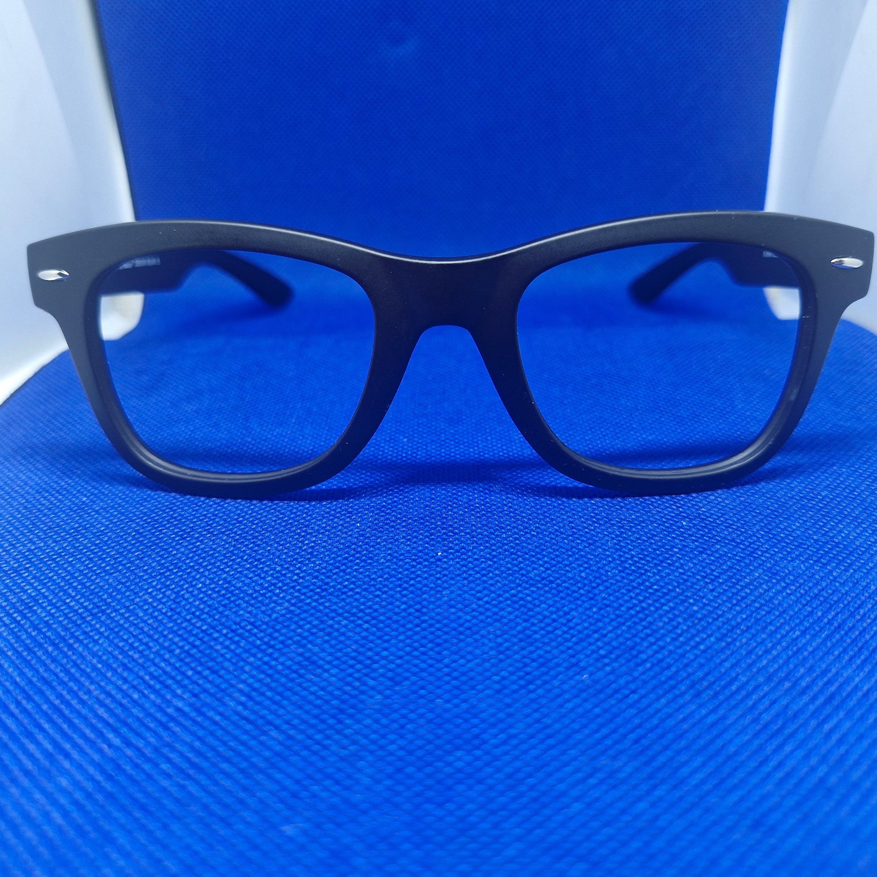 Armazón de ACETATO Negro marca ALTERNA + Cristales Ópticos CR39 con capa AR, protección 100% UV.