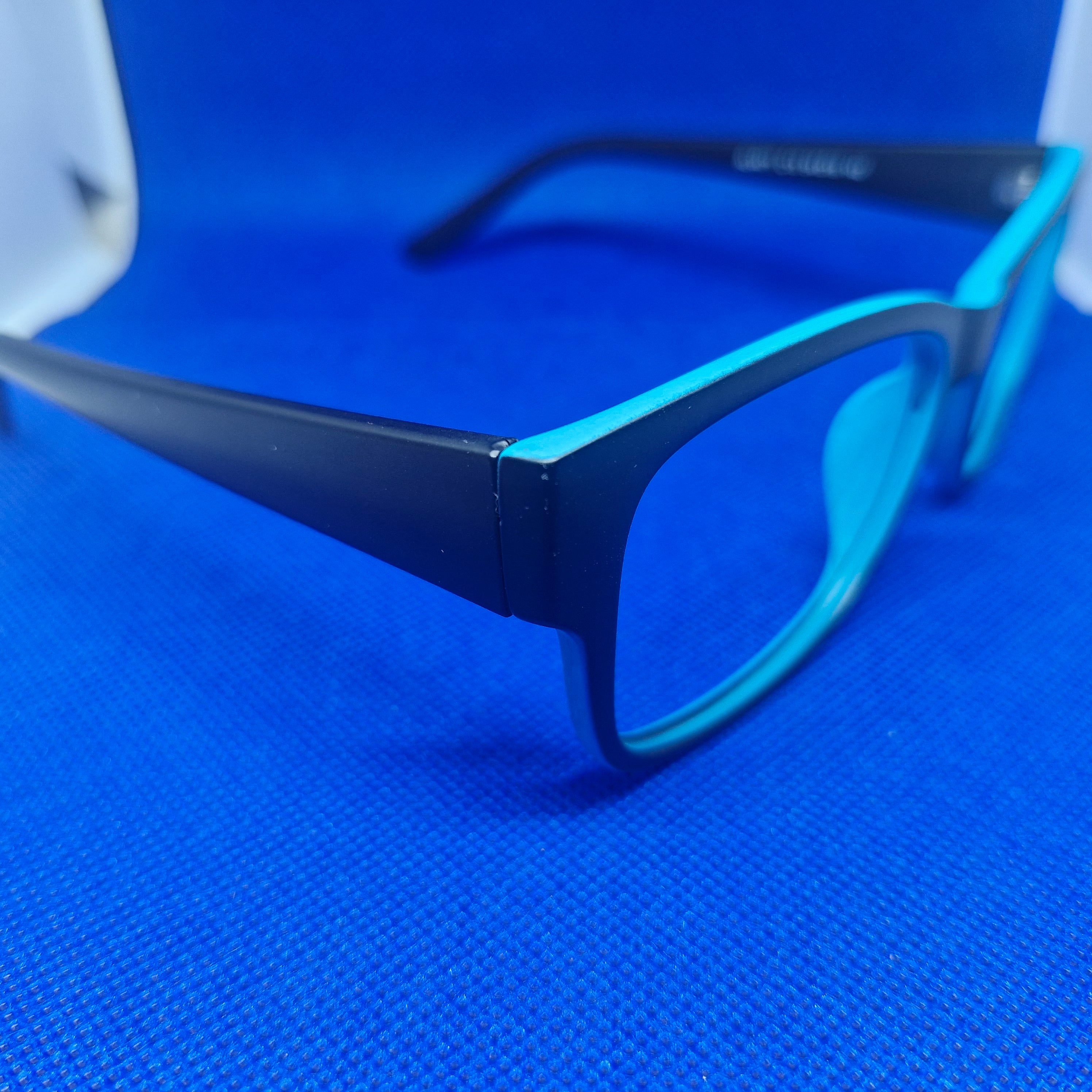 Armazón de ACETATO de 2 colores marca ALTERNA + Cristales Ópticos CR39 con capa AR, protección 100% UV.