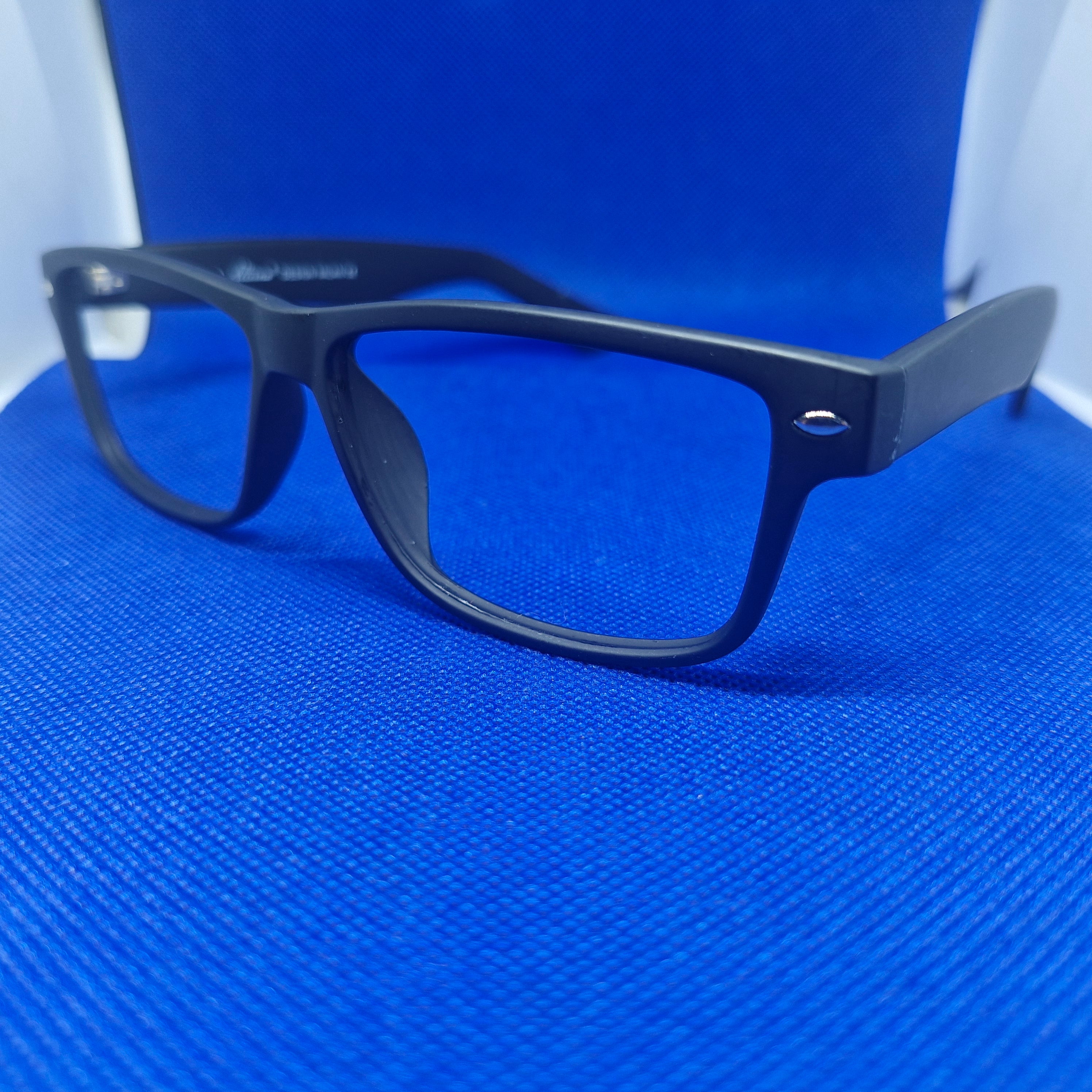 Armazón de ACETATO negro marca ALTERNA + Cristales Ópticos CR39 con capa AR, protección 100% UV.