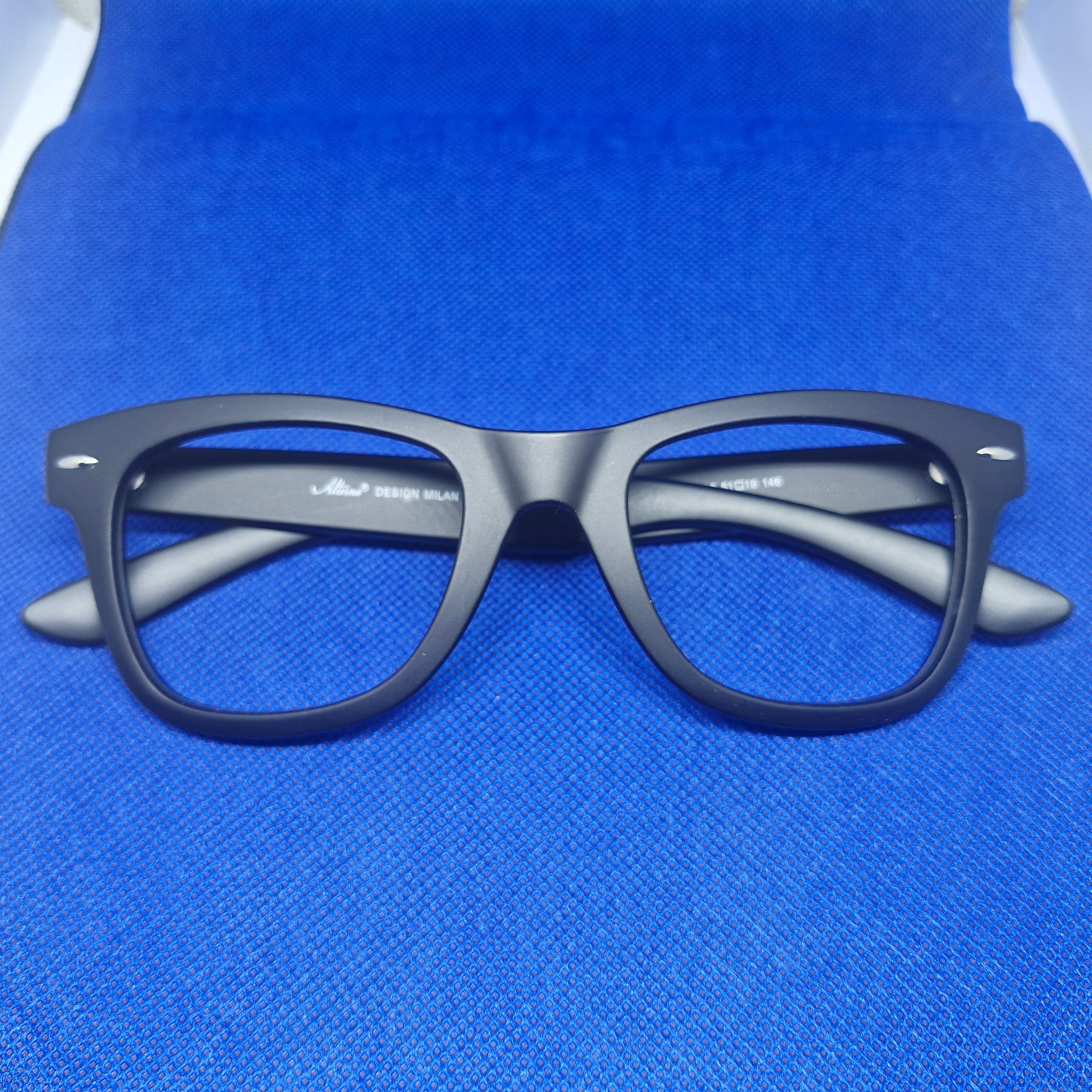 Armazón de ACETATO Negro marca ALTERNA + Cristales Ópticos CR39 con capa AR, protección 100% UV.