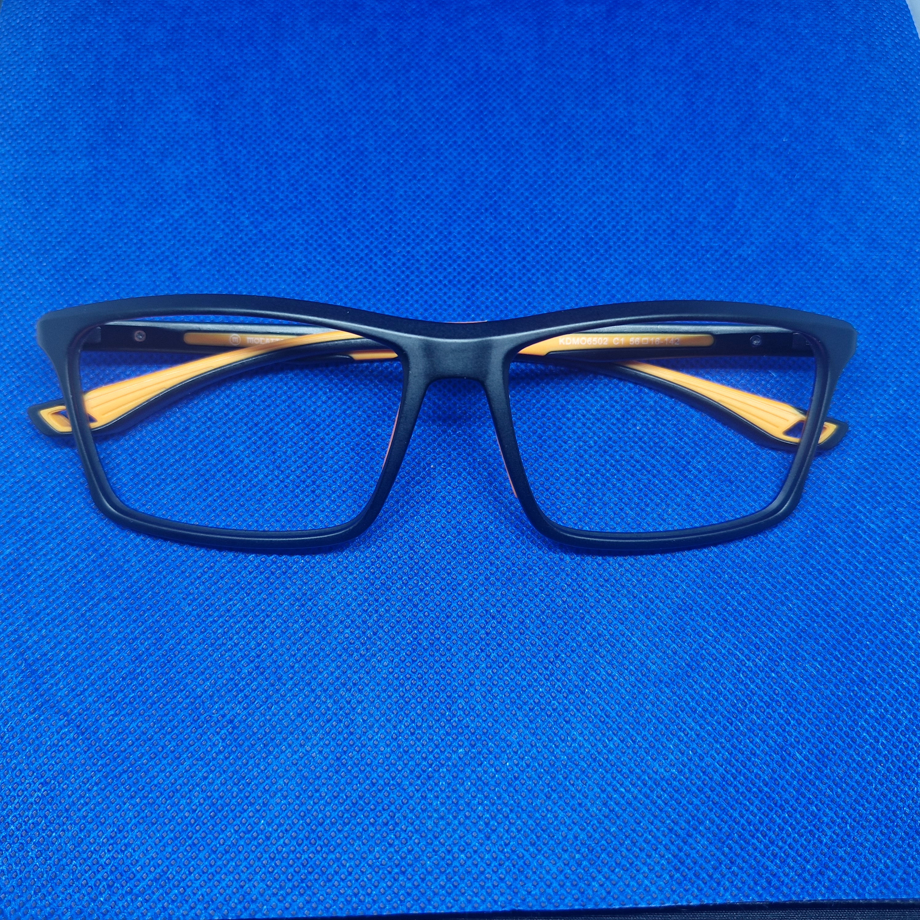 Armazón en TR90 marca MOCATTO Negro y varillas de colores  + Cristales Ópticos CR39 con capa AR, protección 100% UV.