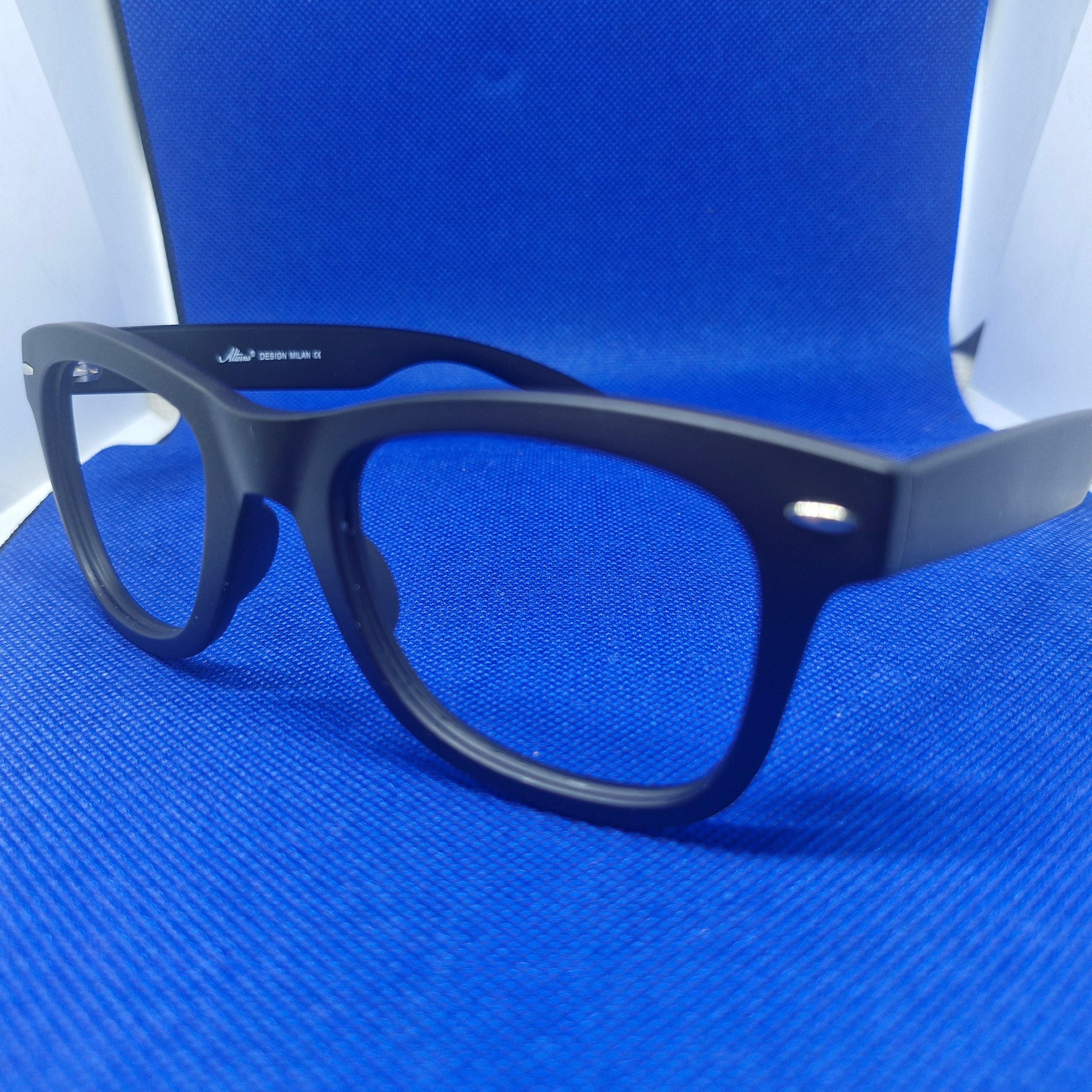 Armazón de ACETATO Negro marca ALTERNA + Cristales Ópticos CR39 con capa AR, protección 100% UV.