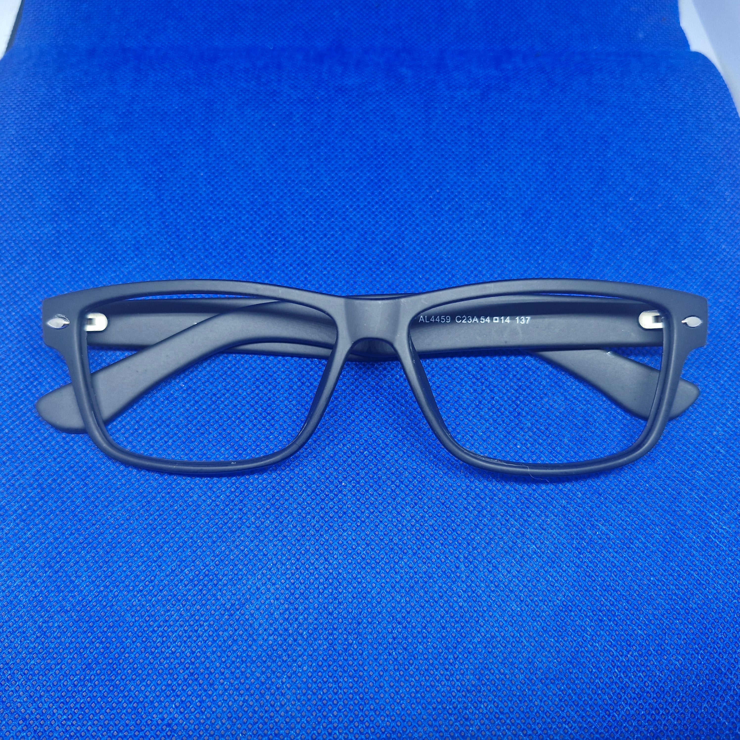 Armazón de ACETATO negro marca ALTERNA + Cristales Ópticos CR39 con capa AR, protección 100% UV.